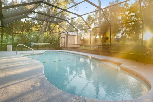 Heated Pool with Lanai- 10min from Beach- Lots of amenities