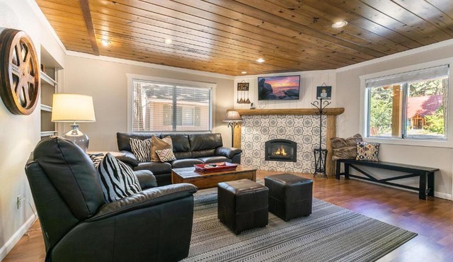 Hidden Willow at Tahoe Park - Cozy 2 BR Cabin, Walk to Dining, Near Skiing