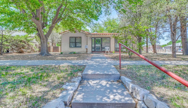 Highly Walkable Area! Charming Roswell Bungalow