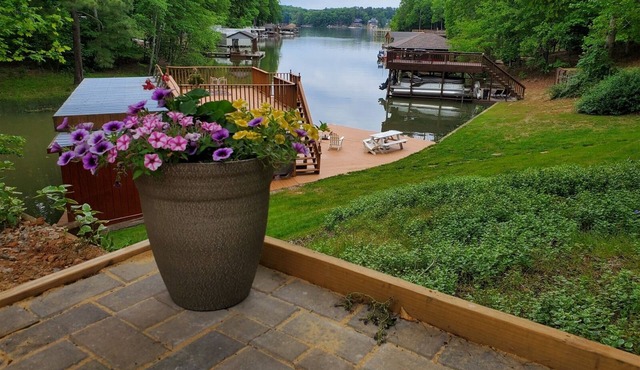 Hook Wine & Sinker | Peaceful Cove in Macon
