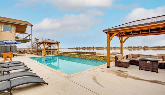 Hot Tub & Sauna: Lakefront Wichita Falls Home!