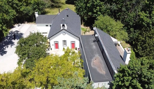 House of Classic Kleinburg location Airnb 3 bedroom, 1 washroom