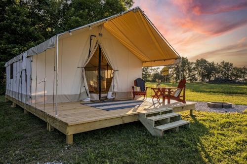 Iconic Tented Cabin with Fire Pit in Cassville, Missouri