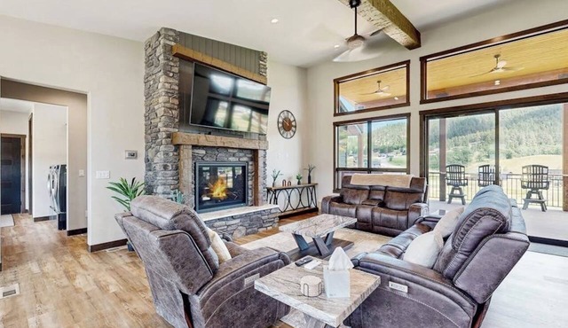 Immaculate, dog-friendly home w/hot tub, outdoor patio, pool table & lake views
