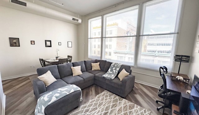 Indy Apt, Skywalk Access, Gym & Private Parking