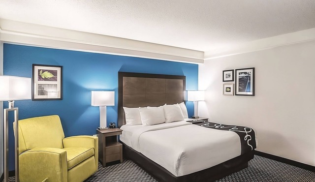 Inviting Room with Outdoor Pool and Complimentary Breakfast