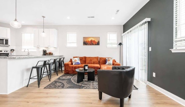 IRIE Living-Haven 2BR Home with Pool Gym Access