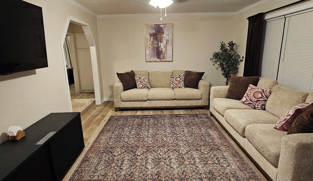 Isolated King bed, 2 Queen beds - Fenced yard - 9 min to Texas Tech