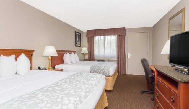 Just What You Were Looking For! 4 Classy Units, Pool, Free Parking