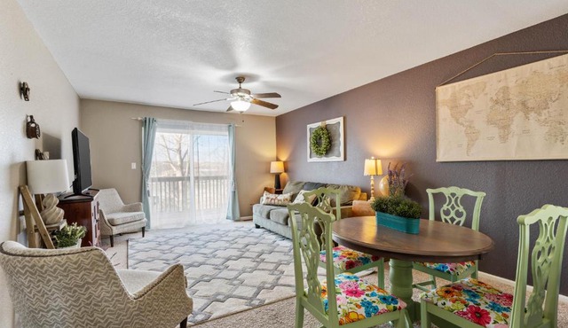 King Bed, Garage and Free Parking, Scenic Deck KMN1213