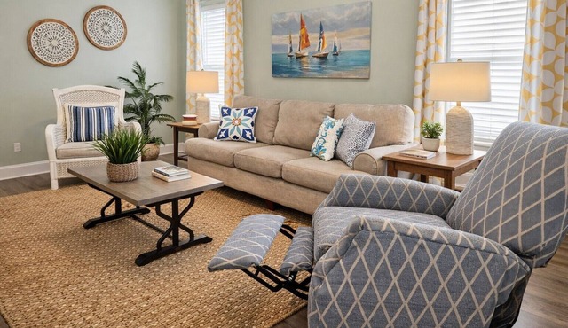 King Bed & RECLINER! Sleeps 8, Close to Moody AFB/Freedom Park & Pet Friendly!