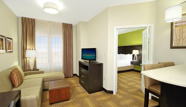 King Suite. Free Breakfast. Outdoor Pool. Gym. Near the University of Texas Permian Basin!