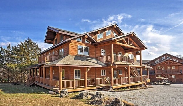 Kings River Lodge North” - Spacious 10 Bedroom Log Cabin Across from the Lake!