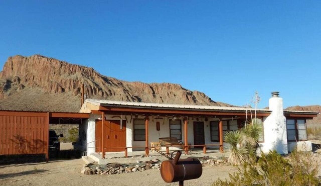 La Paloma Triste: Classic Adobe Near Big Bend NP