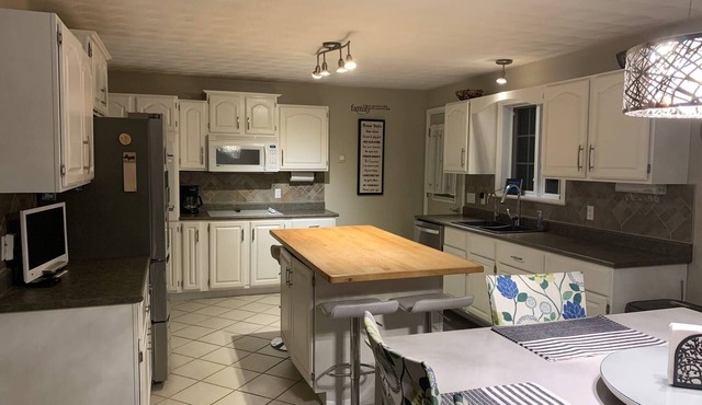 La Résidence - 4BD 2BA Exec Home, Heated Garage