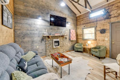 Lake Eufaula Access: Cozy Wood Cabin w/Yard!