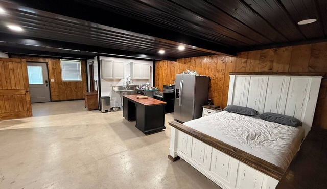 Lake house minutes from the boat dock w/attached garage for boats or vehicles