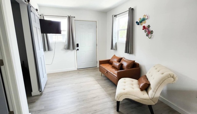 Lake View Cottage - 2 Bedroom w/Kitchenette. Family Friendly!