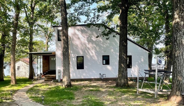 Lakefront Cabin w/Pontoon, Arcade, MiniGolf, Dock