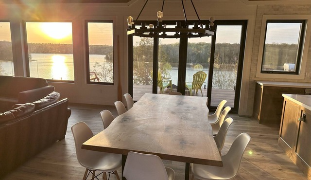 Lakefront Cottage Beautiful Sunset Views. 3000sqft, Sleeps 16, 2.5 Private Acres