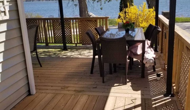 Lakefront Cottage nestled on the shores of Lake Scugog