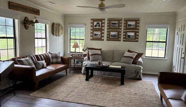 Lakefront House@Blackshear-.71acre 4BR: 6beds, 2futons. 3Bath. 2dens. 1849sqft.