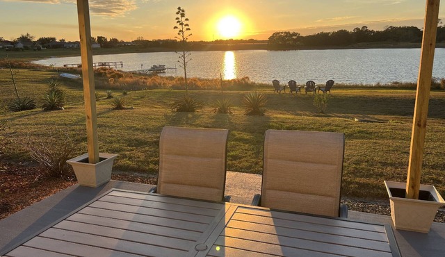 Lakefront Sunset Retreat | Screened Patio, Fire Table & Outdoor TV | Near Legoland & Bok Tower