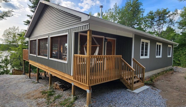 Lakefront, treetop, cottage. Immerse yourself in a panorama of nature. in North Frontenac