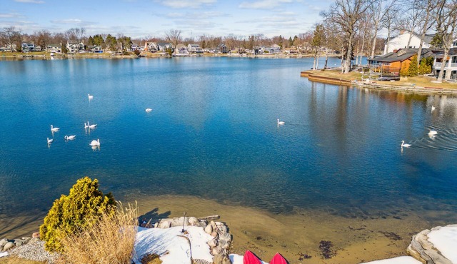 Lakeside Bliss Awaits!