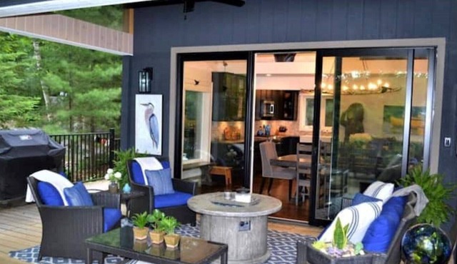 Lakeside Serenity: Modern Comfort Meets Nature