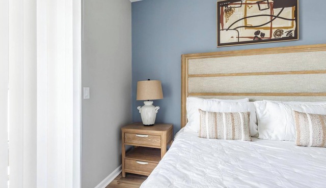Landing | Modern 1BD, Courtyard, Clubhouse