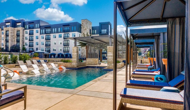 Large 1 Bedroom w/Balcony in North Dallas, Luxury Amenities, Free Parking