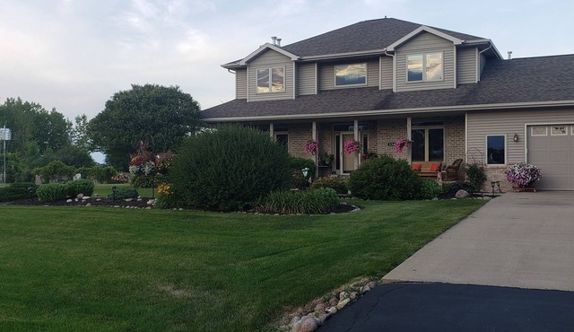 Large Home only 4 miles to EAA