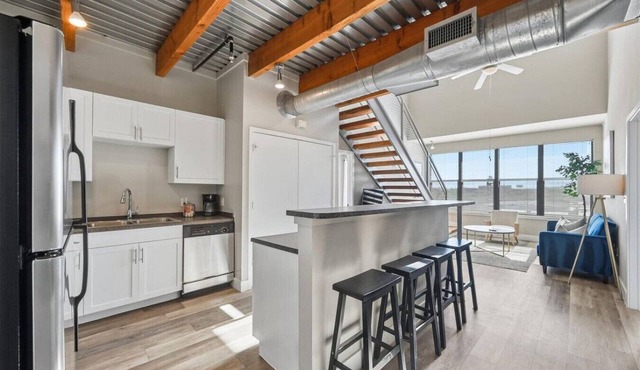 Large Modern Loft — 3 Bedrooms, walk Downtown!