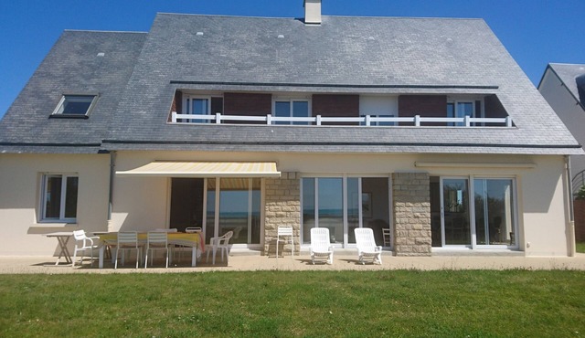 Large recent and elegant villa facing the sea at Kairon/Jullouville plage