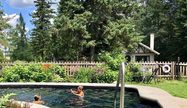 Le Neuchâtel: cute vintage cottage in Village Suisse resort, heart of Val-David
