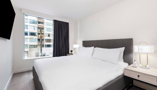 Level Seattle- One Bedroom Suite plus Office