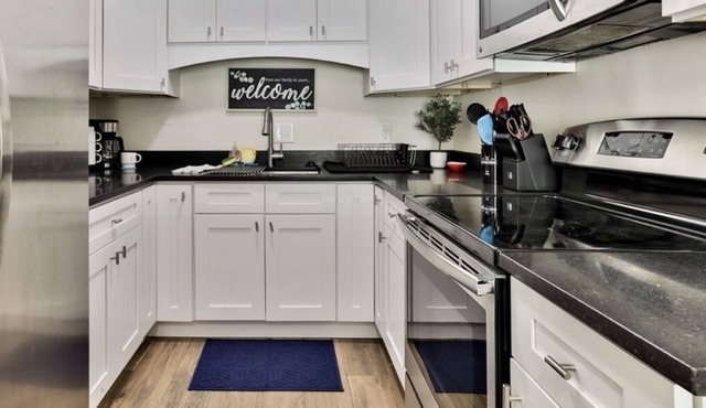 Lovely 2 Bed/1 Bath Condo Minutes from beach