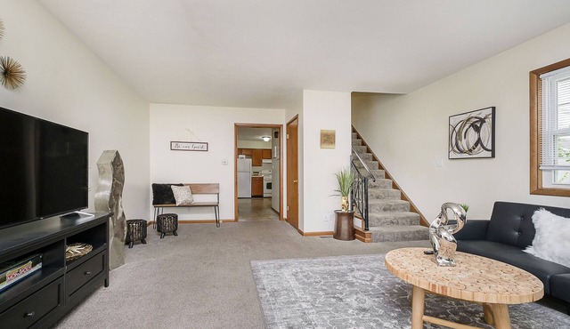 Lovely 2-Bedroom Apartment - Close To It All!