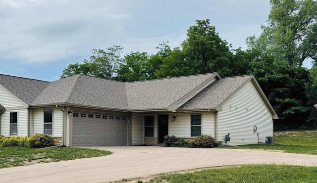 Loves Park Condo: King Bed, Near Water Parks & More!
