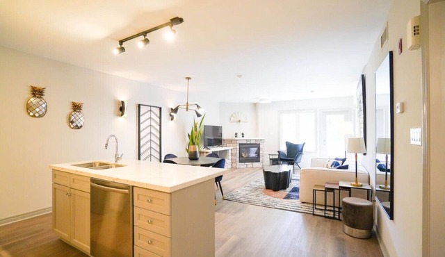Lower Level LuxSuite - 1min Walk from Heated Pool!