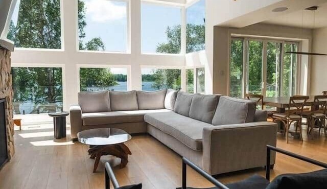 Luxury Rockshore Lakehouse w/hot tub & golf sim
