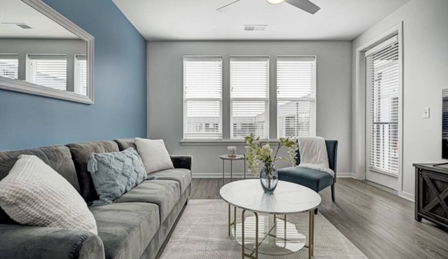*LUXURIOUS 1BED/1BATH - KING BED* -POOL