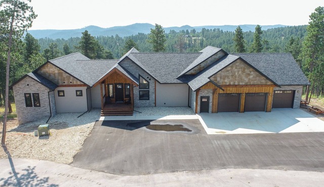 Luxurious 4200+ Sq. Ft. Lodge in Powder House Pass with Amazing Deck Views!