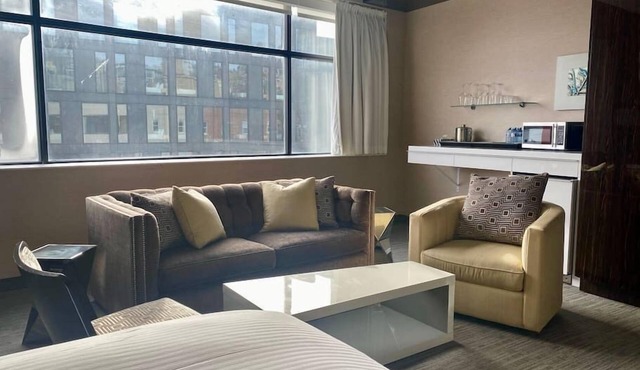 Luxurious Downtown Room