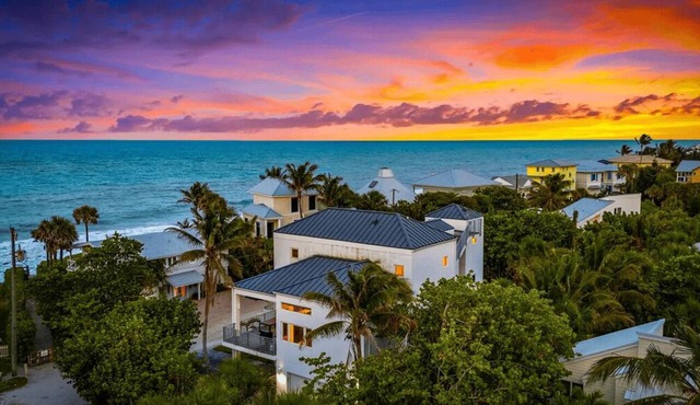 Luxurious Retreat At The Whispering Palms