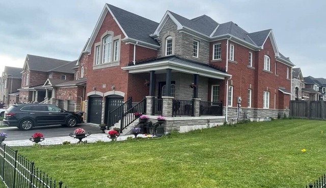 Luxurious Villa: 1 hour to Toronto+3 Living Rooms+4 bedrooms+4 toilets+ Backyard
