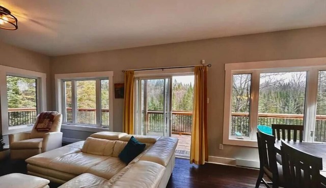 Luxurious Waterfront 6 BDRM Chalet w/ Billiards, Game Room & Unforgettable Views