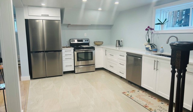 Luxury 2-bed, 1-bath apartment in the heart of Alliston. Walk to downtown!