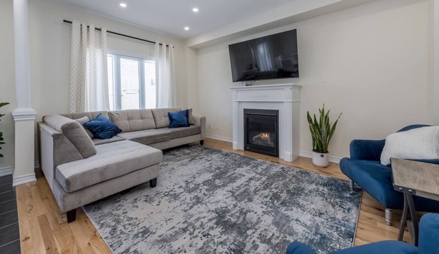*Luxury* 4 Bdrm Home w/5 Bath & Fast Internet